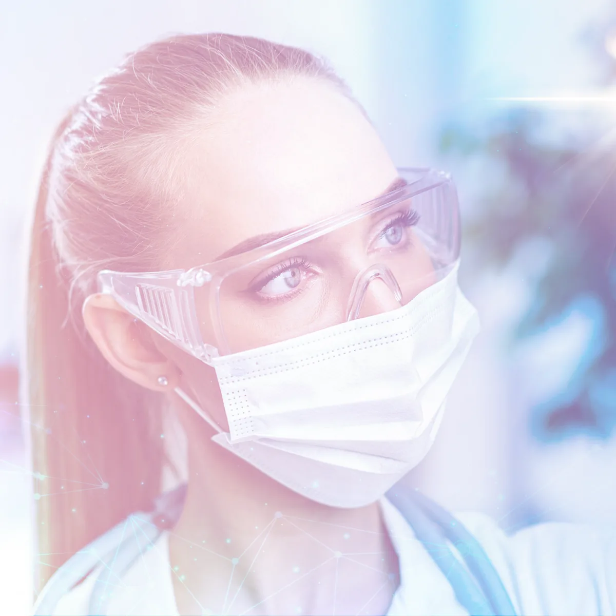 Une professionnelle de santé portant un masque et des lunettes de protection