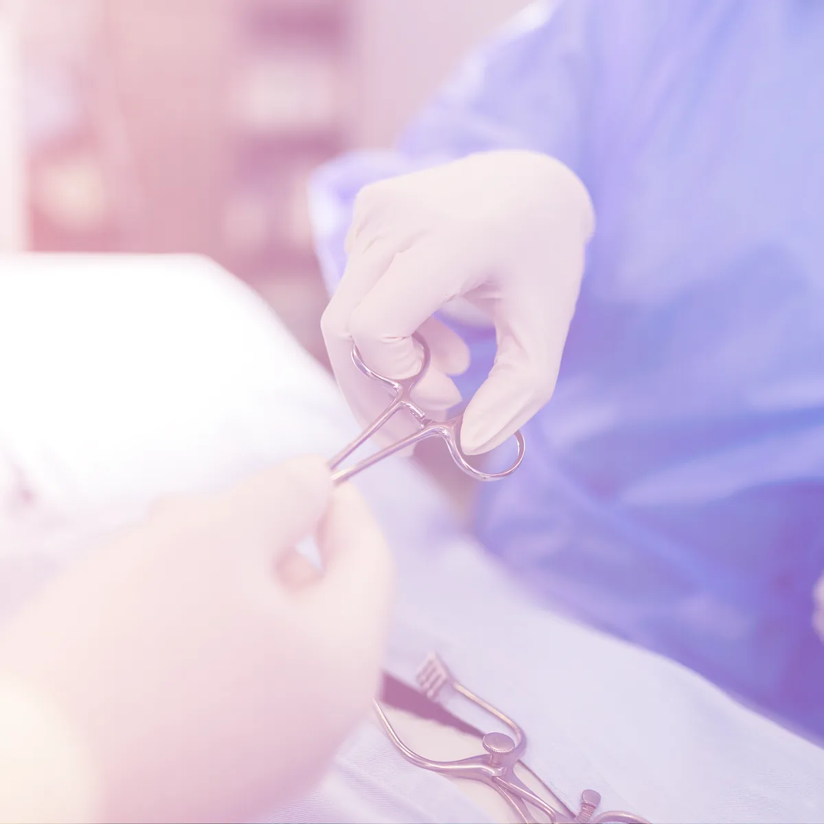 Mains gantées manipulant des instruments stériles au cours d’un geste technique